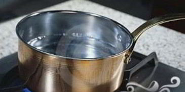 стейк на ребре с сыром, оливками и травами