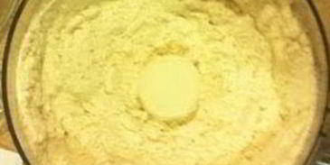 стейк на ребре с сыром, оливками и травами