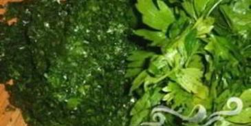 стейк на ребре с сыром, оливками и травами