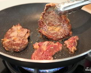 Стейк на сковороде