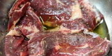 стейк на сковороде