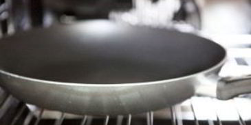 стейк на сковороде