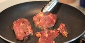 стейк на сковороде