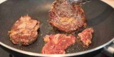 стейк на сковороде