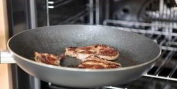 стейк на сковороде