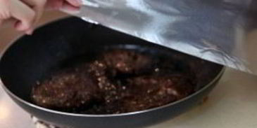 стейк на сковороде