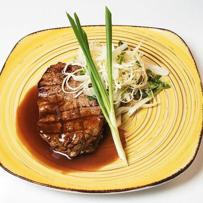 Стейк рибай с соусом демиглас