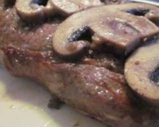 Стейк с грибами