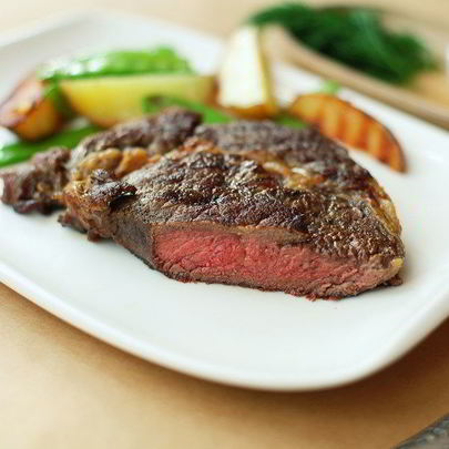 Стейк с картофелем и французским зеленым горошком на гриле