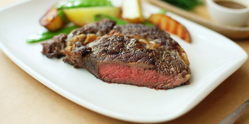 Рецепт стейка с картофелем и французским зеленым горошком на гриле