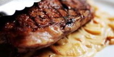 стейк в сырном соусе