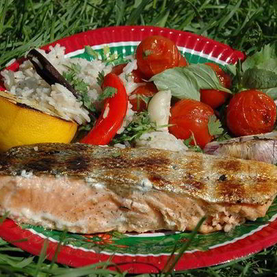 Стейки из семги на гриле с чесноком и помидорами