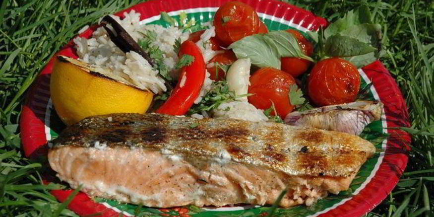 Рецепт стейков из семги на гриле с чесноком и помидорами