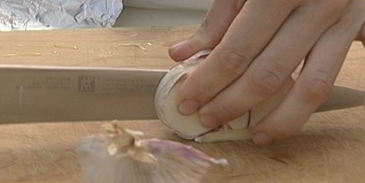 стейки из семги на гриле с чесноком и помидорами