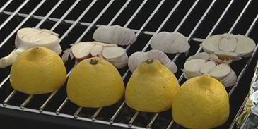 стейки из семги на гриле с чесноком и помидорами