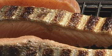 стейки из семги на гриле с чесноком и помидорами