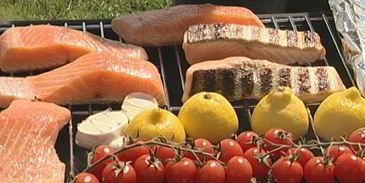 стейки из семги на гриле с чесноком и помидорами