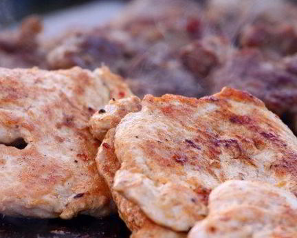 Стейки на гриле под голубым сырным соусом