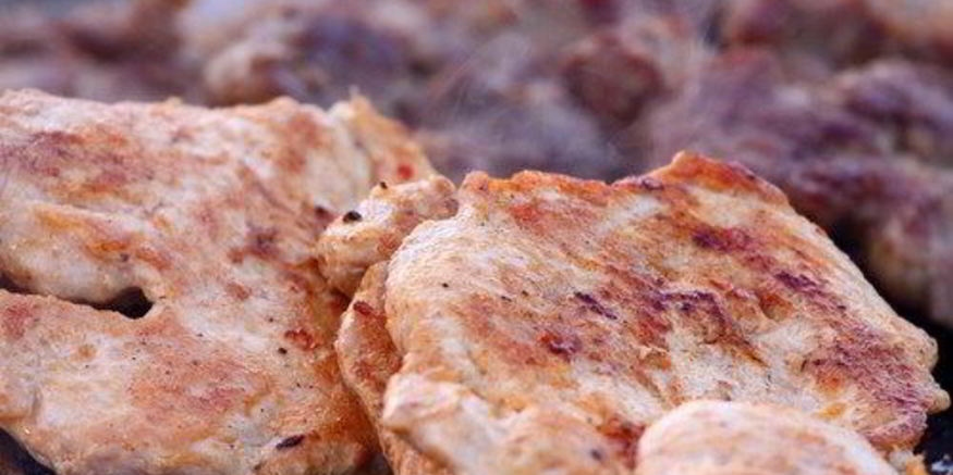 Рецепт стейков на гриле под голубым сырным соусом