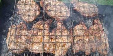 стейки на решетке и картошка-трясучка