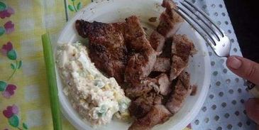 стейки на решетке и картошка-трясучка