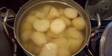 стейки на решетке и картошка-трясучка