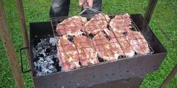 стейки на решетке и картошка-трясучка