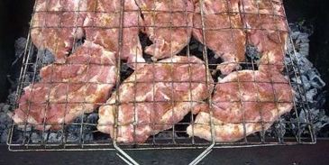 стейки на решетке и картошка-трясучка