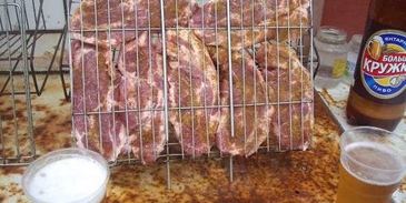 стейки на решетке и картошка-трясучка