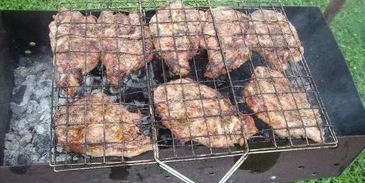 стейки на решетке и картошка-трясучка