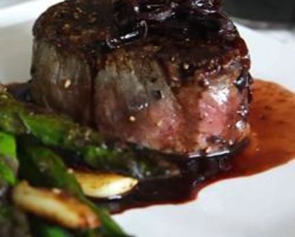 Стейки с луком-шалот и соусом из красного вина