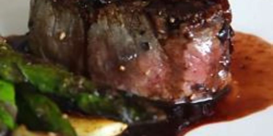 Рецепт стейков с луком-шалот и соусом из красного вина