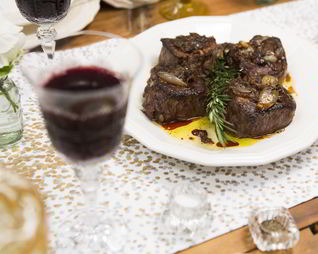 Стейки с жареным луком-шалот