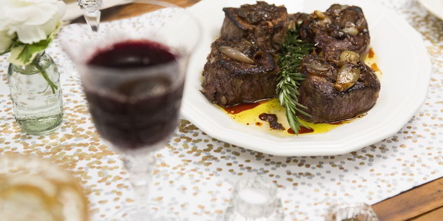 Рецепт стейков с жареным луком-шалот