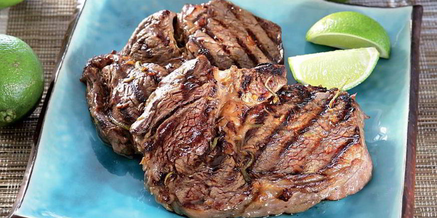 Рецепт стейков в пикантном маринаде из лайма и ананаса