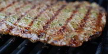 стейки в зеленом маринаде