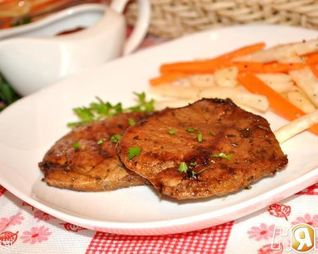 Свиной стейк-гриль с ароматными травами