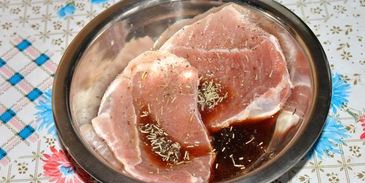 свиной стейк-гриль с ароматными травами