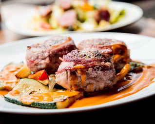 Свиные стейки в бархатном соусе