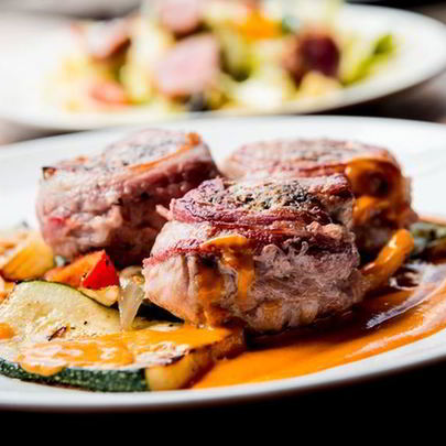 Свиные стейки в бархатном соусе