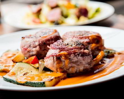 Свиные стейки в бархатном соусе