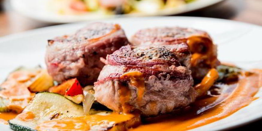 Рецепт свиных стейков в бархатном соусе