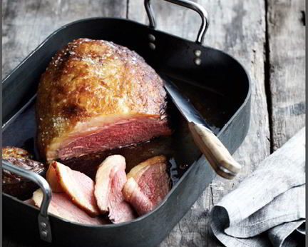 Запеченный стейк из костреца с черничным соусом