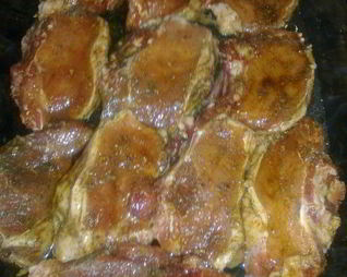 Запеченые свиные стейки в чесночном соусе