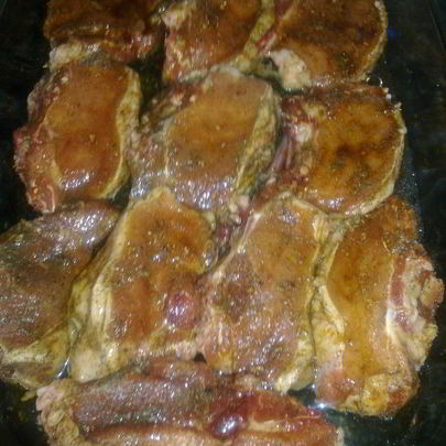 Запеченые свиные стейки в чесночном соусе