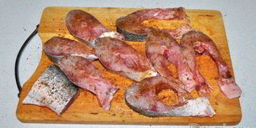 жареные стейки толстолобика