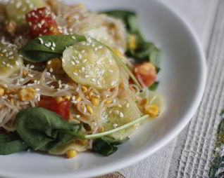 Стеклянная лапша с кукурузой и имбирным соусом