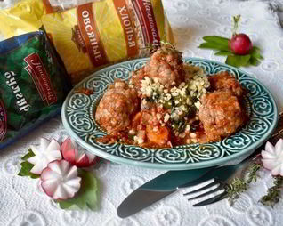 Домашние тефтели в томатном соусе с зеленым булгуром