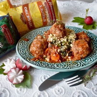 Домашние тефтели в томатном соусе с зеленым булгуром