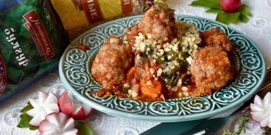 Рецепт домашних тефтелей в томатном соусе с зеленым булгуром